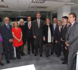 Fotografía de grupo de Sus Altezas Reales los Príncipes de Asturias con redactores y fotográfos que han sido corresponsales ante la Casa de S.M. el Re